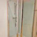 Backpackers Gelijkvloers-studio-slaapkamer-eetkamer-keuken 1 Ruimte-badkamer En-suite 公寓