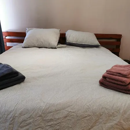 Backpackers Gelijkvloers-studio-slaapkamer-eetkamer-keuken 1 Ruimte-badkamer En-suite אוסטנדה