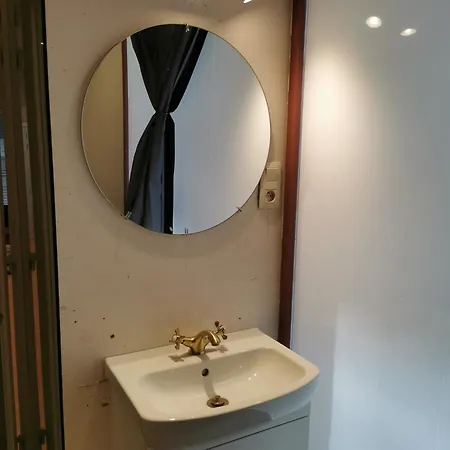 Backpackers Gelijkvloers-studio-slaapkamer-eetkamer-keuken 1 Ruimte-badkamer En-suite *