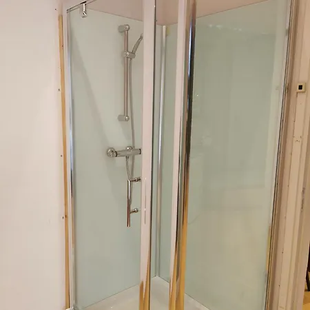 Backpackers Gelijkvloers-studio-slaapkamer-eetkamer-keuken 1 Ruimte-badkamer En-suite Apartman